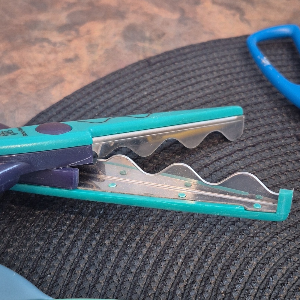 ASSORTED DECORATIVE CRAFT SCISSORS Set of 11, Decorating Creating Cutting Edging - Picture 9 of 16